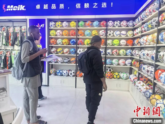 外国采购商在吴晓明店铺查看足球样式。受访者供图