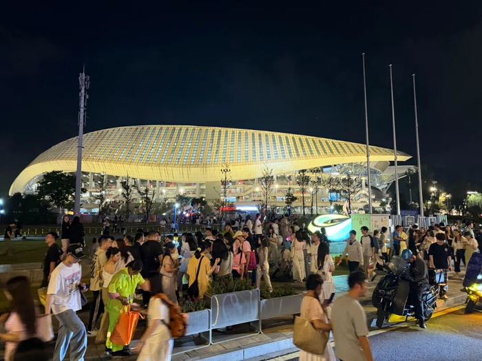 周杰伦温州演唱会期间，温州奥体中心体育场外聚集了大量听歌的歌迷。