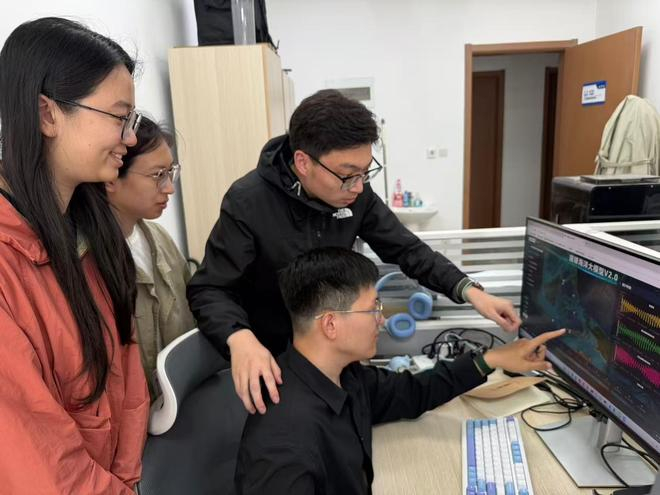 　　中国科学院海洋研究所的研究团队在分析“琅琊”海洋大模型的数据。新华社发（张祎祎摄）