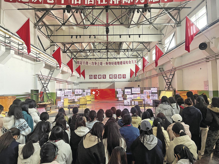     金银滩旁的红色课堂。本报记者 田嘉琳 摄