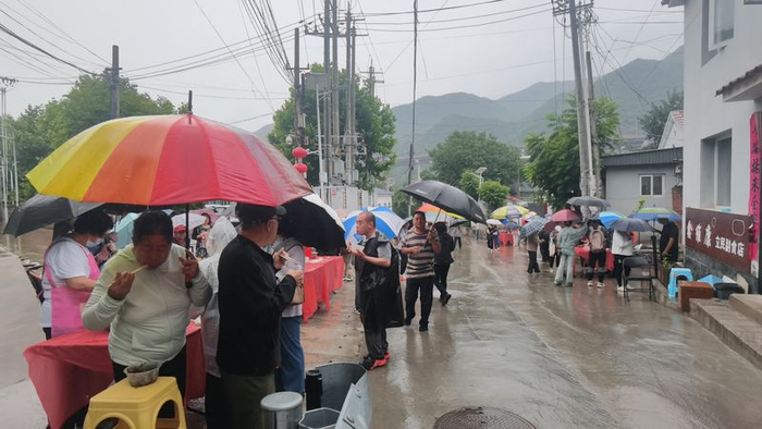 今天（6月6日），门头沟安家庄村，村民们沿街摆开百家宴。王平镇供图