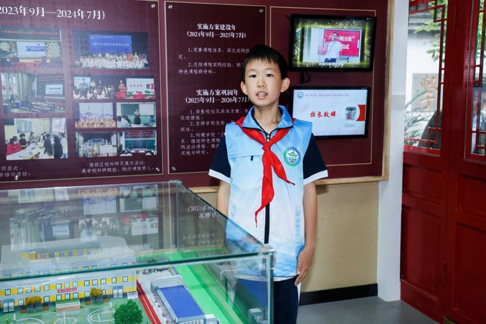 学生讲解员在校史馆进行校史讲解。学校供图