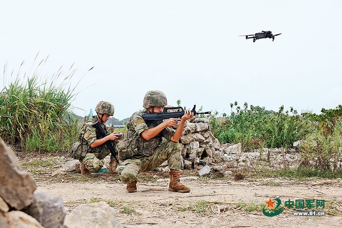 　　该旅机务兵练习无人机操作。 林铭鑫摄