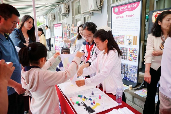 校园各处嘉年华活动热闹非凡。学校供图