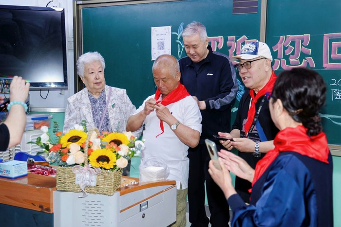校友返校重聚，重返旧日教室。学校供图