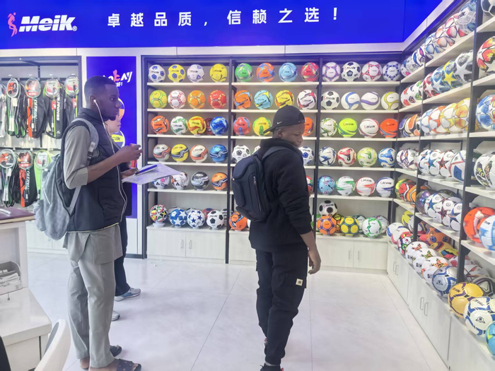 外国采购商在吴晓明店铺查看足球样式。受访者供图