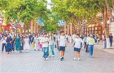 　　游客打卡中央大街。  “哈报手机记者” 张本盛摄