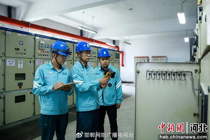 图为工作人员排查检修考点变电站及相关供电设备。 张人鹏 摄