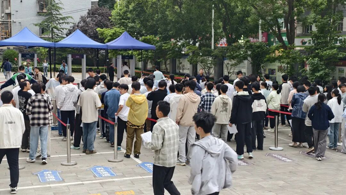 33中考点考生排队有序通过人工安检