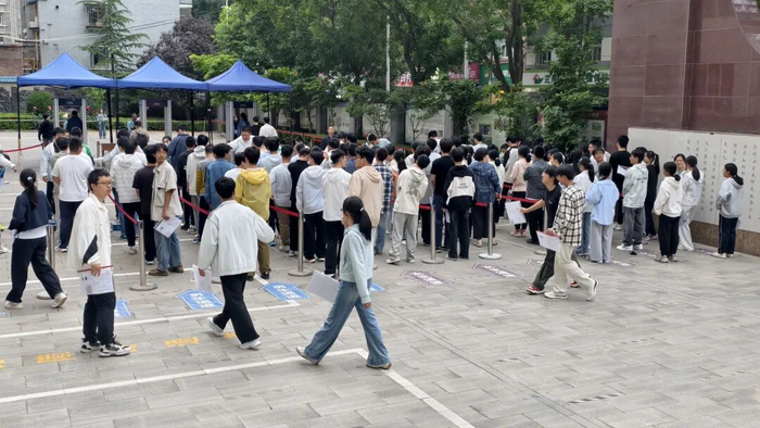 6月6日下午，考生熟悉考点环境