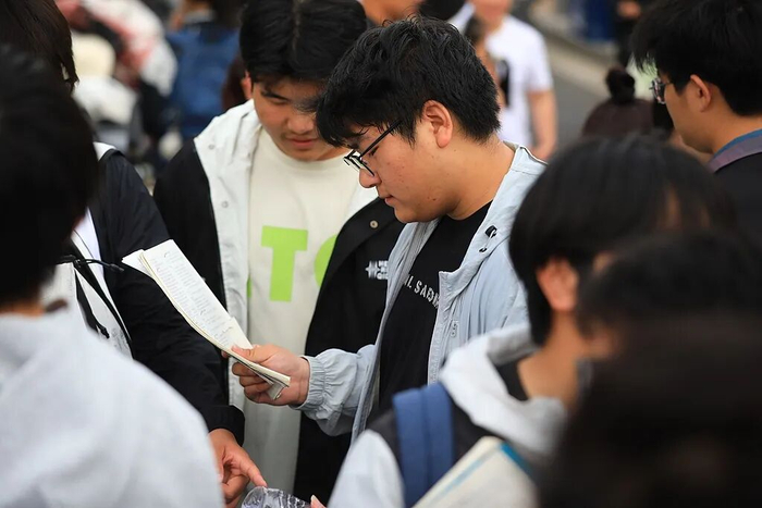 2026年6月7日，江苏淮安，高考首日，考生在淮阴中学考点外候场复习备考。