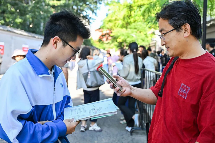 2026年6月7日，北京，高考学生进入中关村中学知春分校考点。