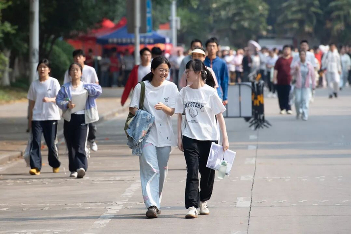 6月7日，在安徽省合肥市第八中学考点，考生步入考场。