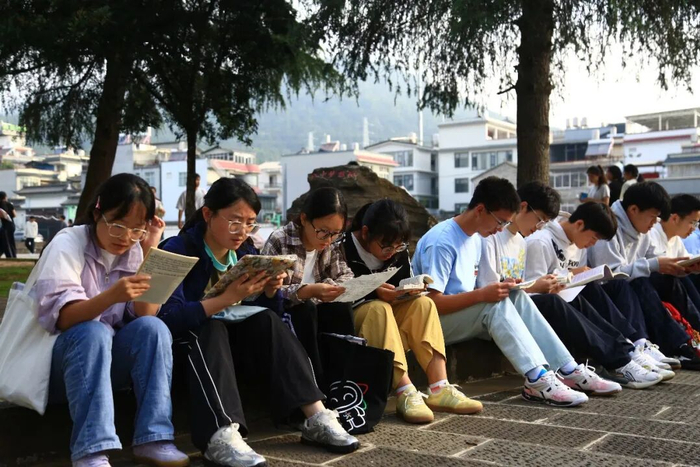 6月7日，在云南省保山市腾冲市第八中学考点，考生在进入考场前复习。