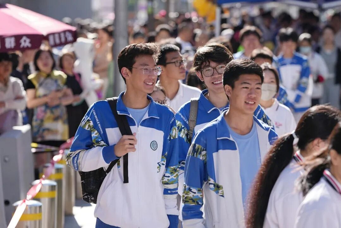 6月7日，在北京市陈经纶中学考点外，考生步入考场。