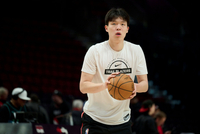 随行翻译：杨瀚森在挑战NBA的路上很刻苦 试训时6点多起床 1周6练