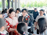 喜结良缘遇金榜题名！接亲偶遇高考考生，新人请孩子和家长吃喜糖，双方互送祝福
