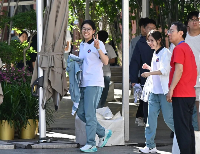 6月7日，在北京师范大学附属实验中学，考生步入考场。 