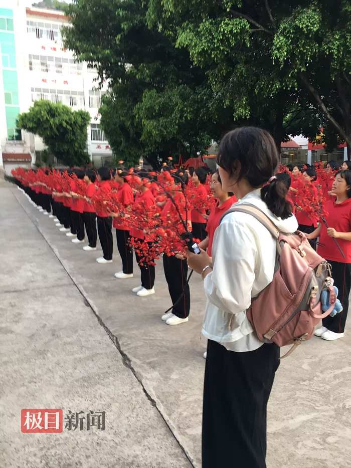 　华坪女高送考现场