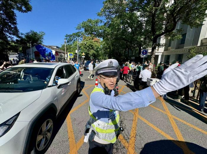 交警在汇文中学考点门前疏导交通