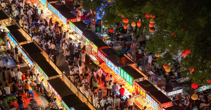 5月30日，航拍下的浙江省义乌稠城街道三挺路夜市华灯璀璨、人声鼎沸。金思成摄（中经视觉）