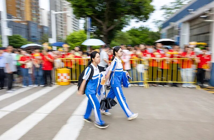 2026年6月7日，海口，考生有序进入海口一中考点参加2026全国高考。