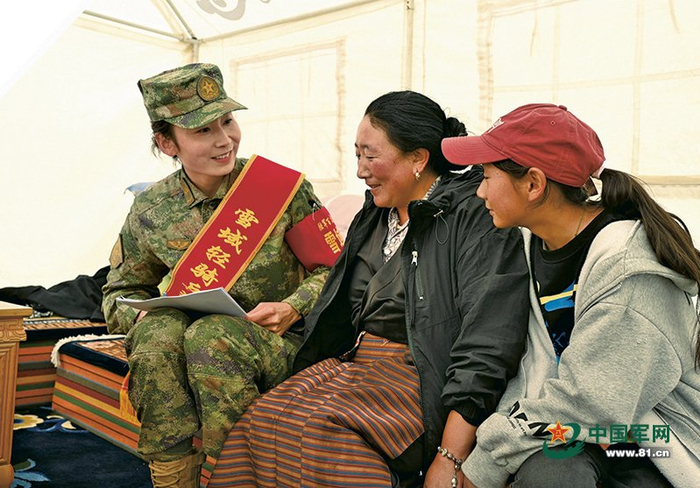 　　第77集团军某旅官兵组建“雪域轻骑兵”小分队，到驻地村走访、宣讲党的“三农”政策，了解群众需求。王酌策摄