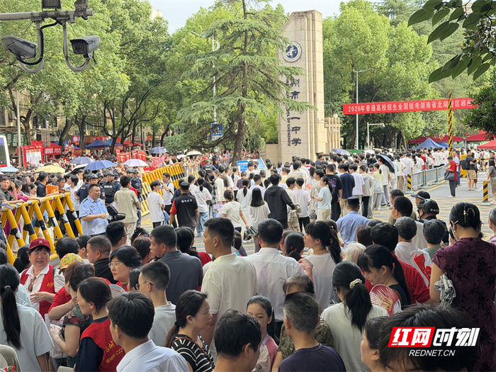 郴州市一中考点，考生正在按序排队进入考场。（郴州站记者 何雨杏）