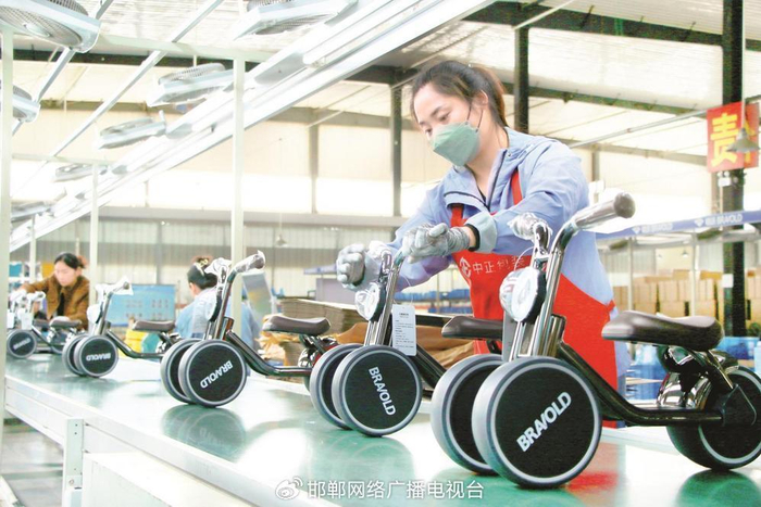 河北童翔童车有限公司员工正在组装三轮童车。 邯郸新闻传媒中心记者 刘学维 摄