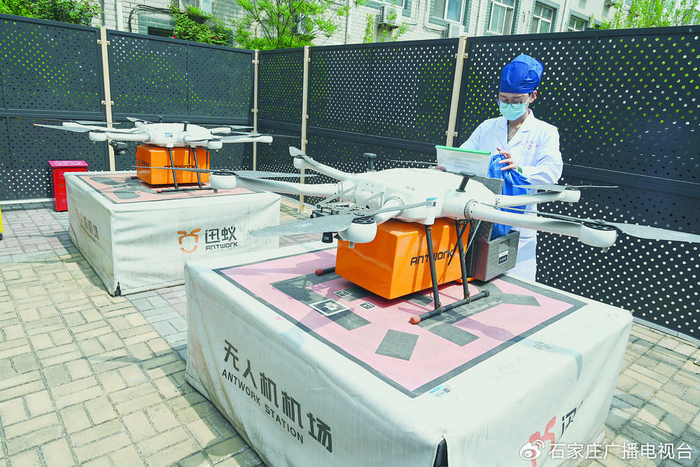 石家庄市栾城人民医院使用无人机向乡镇卫生院运送医疗用品。张 震 摄