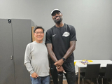 笑容满面！网友晒与詹姆斯打室内高尔夫合影：GOAT&高尔夫初学者