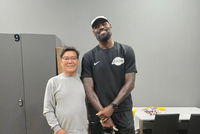 笑容满面！网友晒与詹姆斯打室内高尔夫合影：GOAT&高尔夫初学者