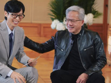 黄仁勋综艺节目录制画面曝光：身穿标志性的黑色皮夹克，与主持人刘在石跨界对话，还即兴跳起舞