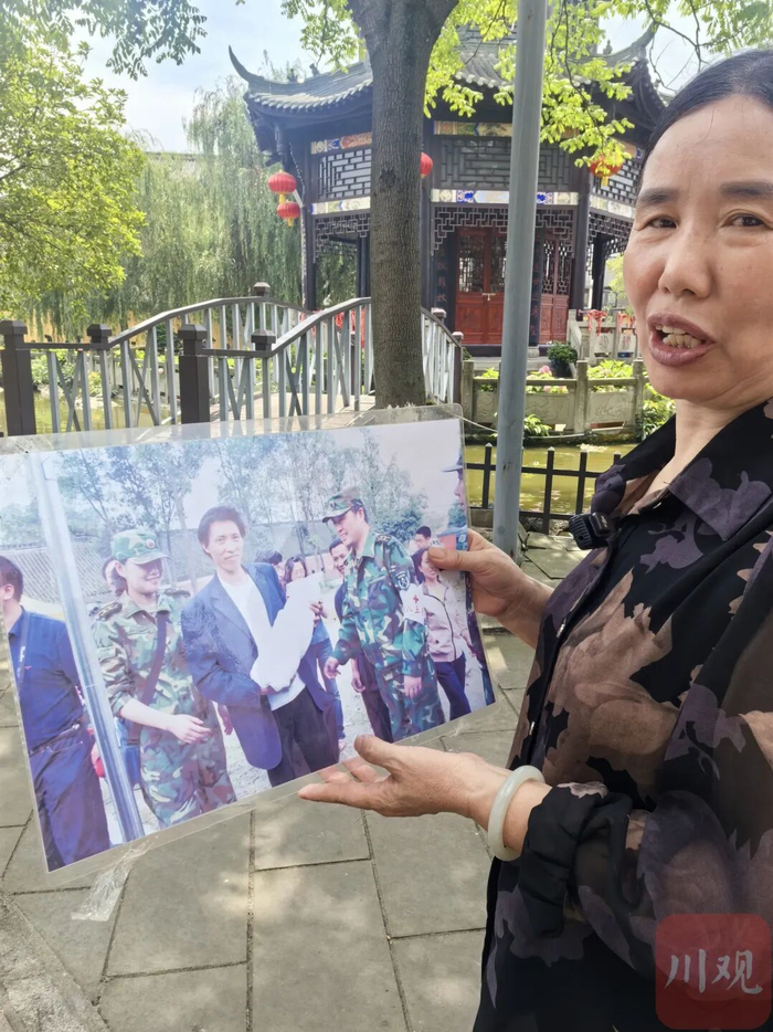 张弘扬妈妈带着老照片回到了罗汉寺。