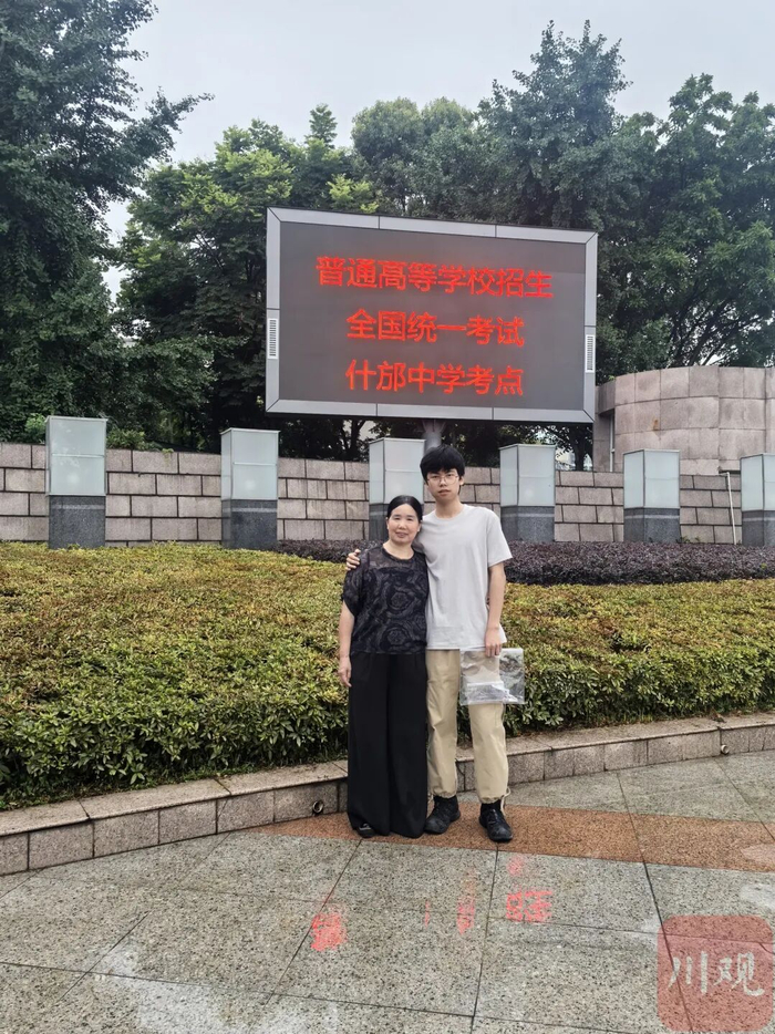 张弘扬和妈妈在