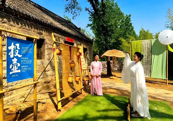 在上九山村景区，演员正在演示投壶动作。（受访者供图）