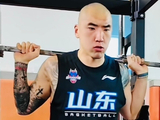 这 山东男篮重新集结开启夏训 陶汉林剃了个光头