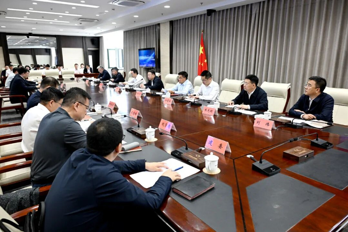 6月8日，市委书记张恩惠主持召开调度会，专题研究中国光电城发展规划。
