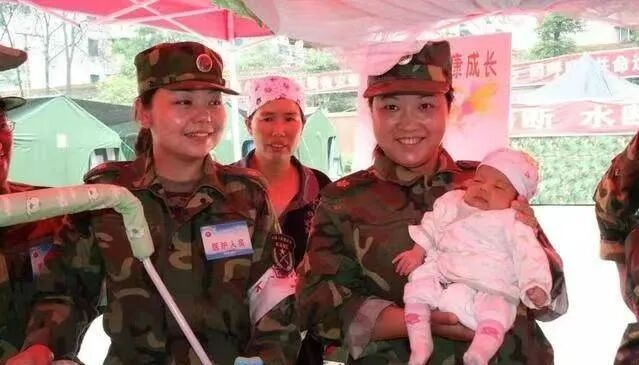 出生时，张弘扬和“兵妈妈”的合影。受访者供图