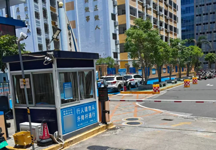 5月28日，有三辆警车停在二十六小门外/受访者供图
