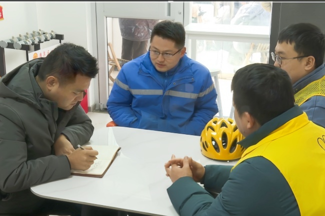 张兵代表（左一）走访快递点，收集意见建议。
