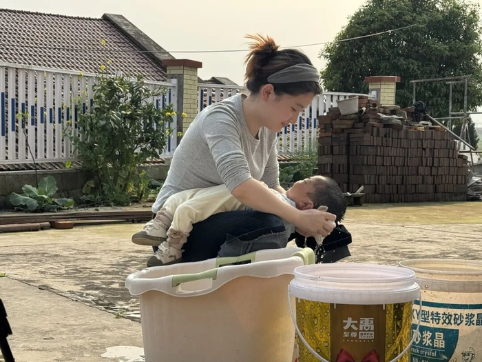 25岁“婴儿”军满的世界：罕见病背后的家庭守护与生命之爱