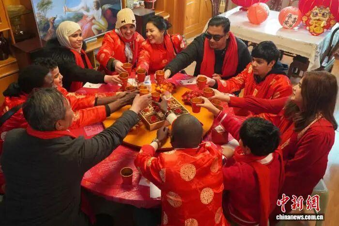 2026年2月3日，中外义乌居民举杯共迎即将到来的中国农历新年。董易鑫 摄