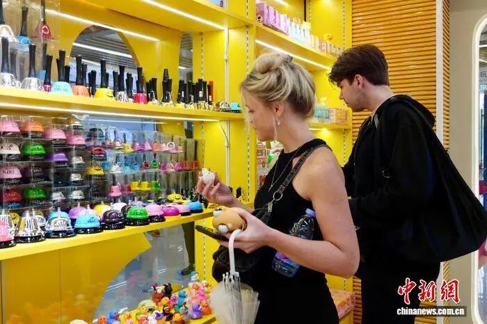 外商在义乌国际商贸城选购商品。刘子琳 摄
