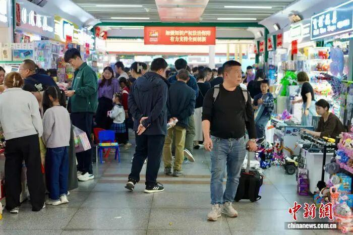 义乌国际商贸城游人如织，热闹非凡。董易鑫 摄