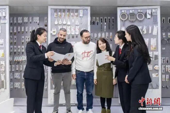 义乌法院干警走进义乌国际商贸城四区，向外商讲解知识产权侵权案例。浙江省高级人民法院 供图