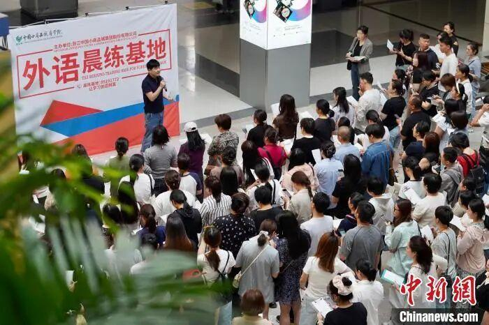 商户学习实用商贸西班牙语。董易鑫 摄