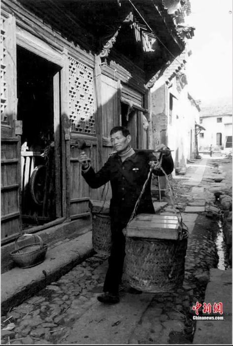 拨浪鼓、扁担和两头的货筐，曾是义乌人“鸡毛换糖”的标配。郑运福 摄