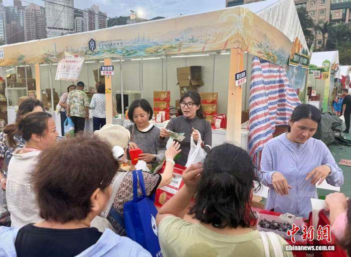 6月7日，香港河南联谊总会“好想你”品牌摊位的养生枣品吸引众多香港市民和外籍人士驻足选购。中新社记者 戴小橦 摄
