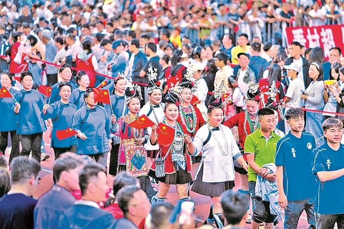 2026年贵州“村超”现场，啦啦队正在入场。韦贵金摄/光明图片